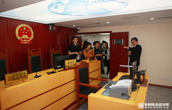 北京西城法院金融街法庭庭长刘建勋为媒体记者介绍互联网法庭