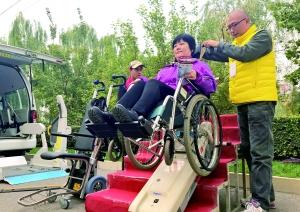10月26日的老洽会上展示了帮助轮椅自由上下的“爬楼机”。 北京晨报记者 李木易/摄