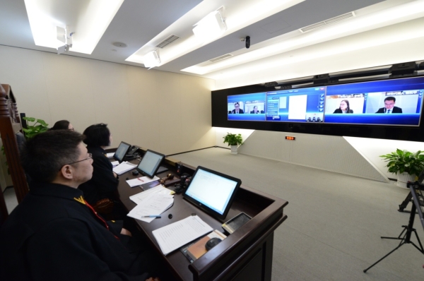 图为北京互联网法院通过互联网法庭在线开庭审理案件。