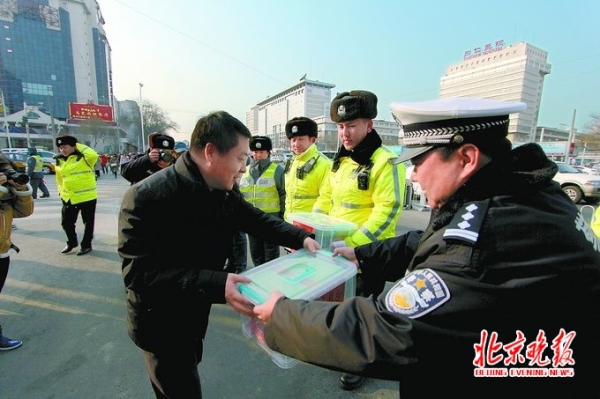 寒潮来袭 北京市总工会慰问一线劳动者 图片来源：北京晚报
