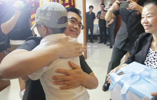 北京顺义法院院长李旭辉与7岁受害人皮皮拥抱
