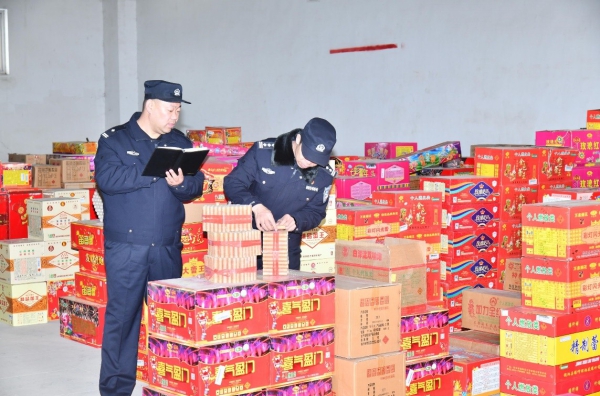北京警方一举打掉4个非法销售烟花爆竹团伙