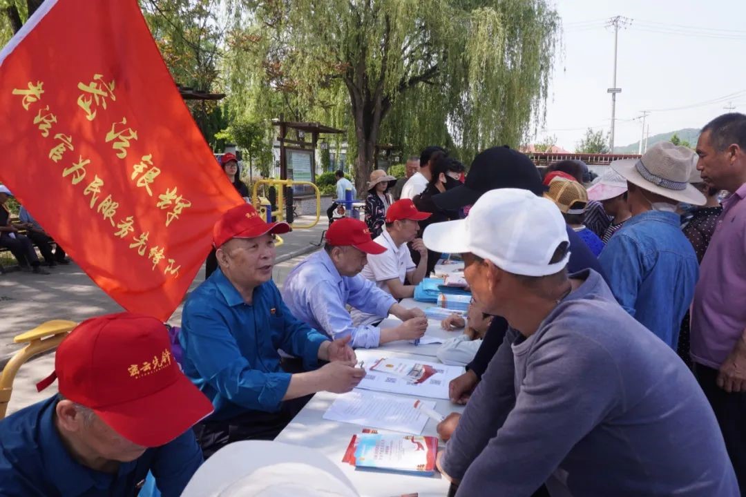 密云老法官为民服务先锋队携手驻村第一书记 送法下乡零距离普法