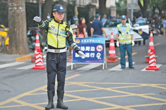 北京日报 | 设置临时停放区、家长等候区及动态管控区  交管部门三区联动护航中考