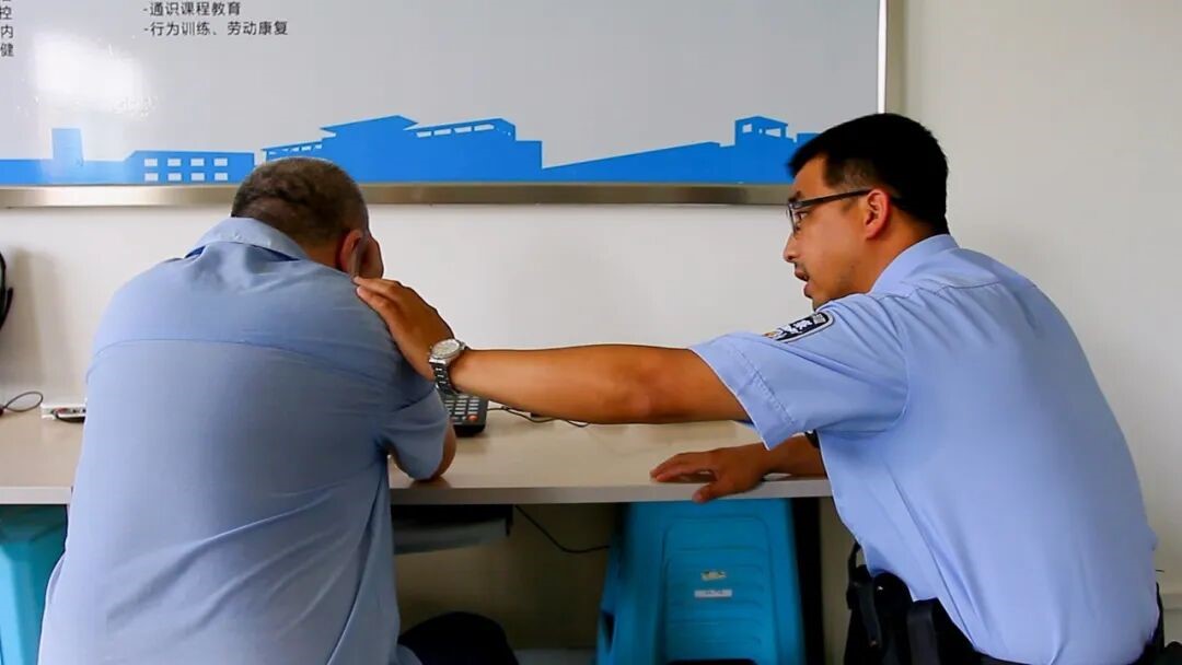 在强戒所民警鼓励下他用写作疗愈人生——海归“瘾君子”蜕变成“作家”