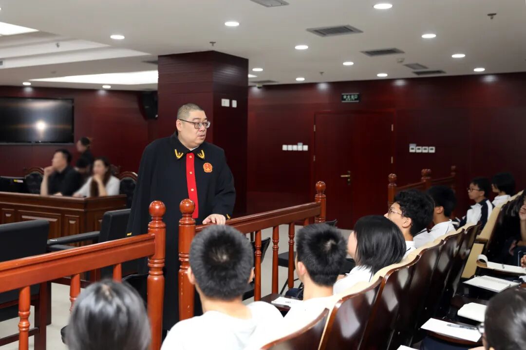 “你为什么总是侧着身子听？”——独臂法官程杰的小动作