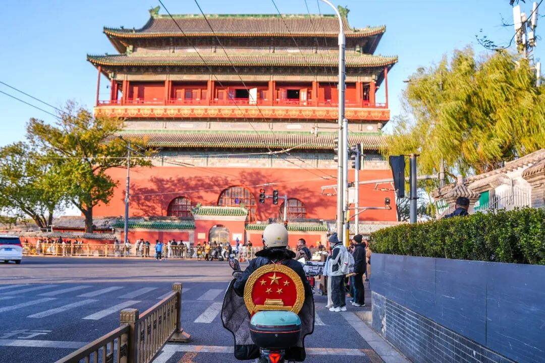 “背包法官”：胡同里，国徽闪耀