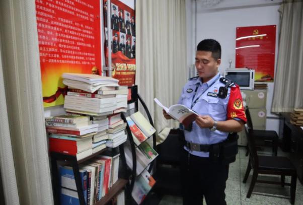 这位民警有点本事在身上
