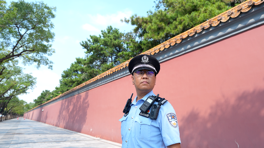 公安英烈之子崔申迪：“穿上警服，就要对得起头顶的国徽”