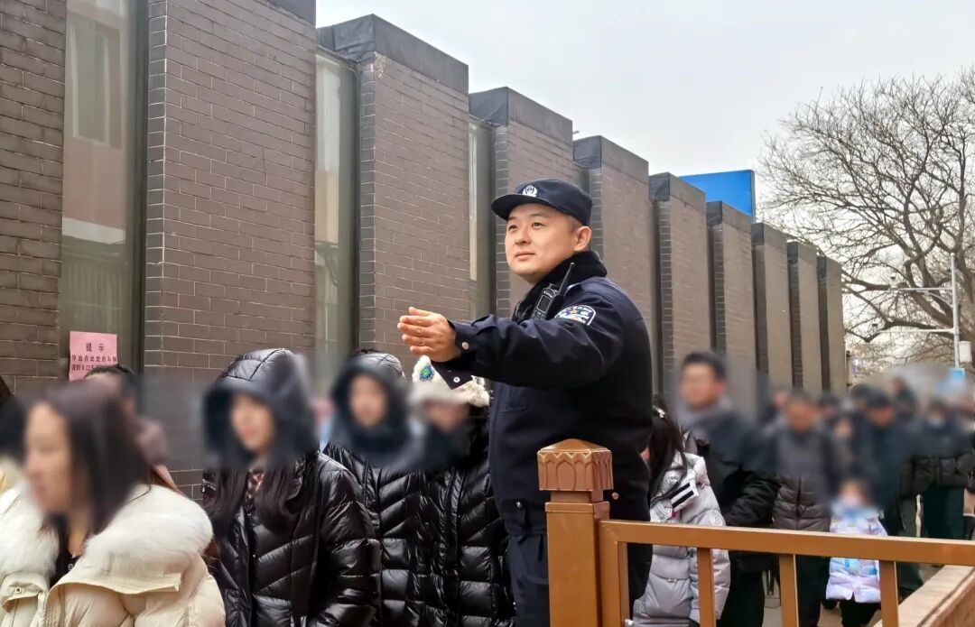 他的成长轨迹，每一步都写满热爱与责任