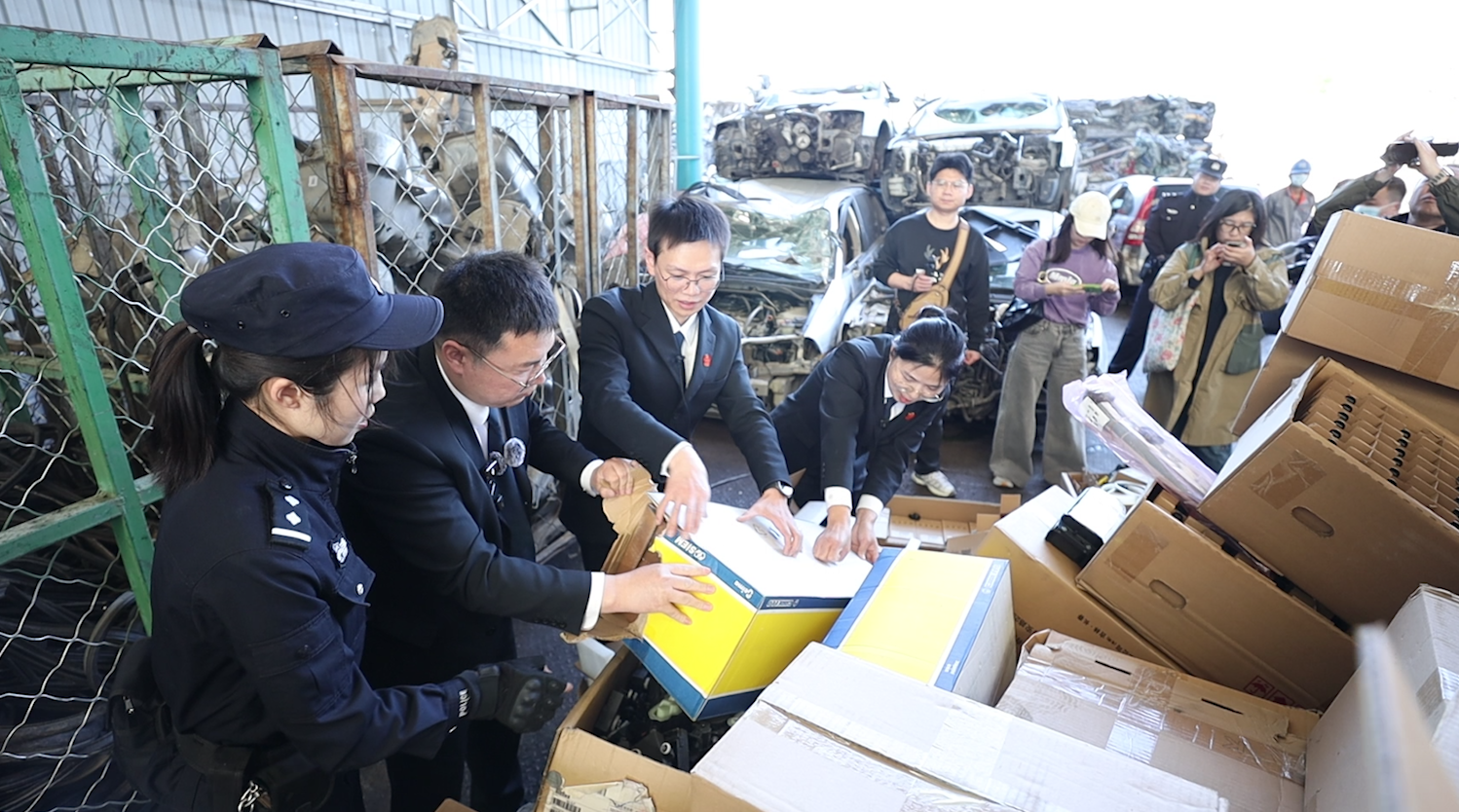 [直击一线]丰台法院集中销毁近万件假冒汽车配件