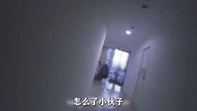 男子悬坐楼体外只因一通诈骗电话[00_00_02--00_00_22].gif