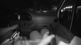男子攀窗台身体悬楼外民警急救[00_00_02--00_00_22].gif