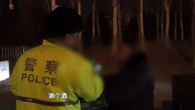 交警夜查酒驾也包括非机动车[00_00_01--00_00_21].gif