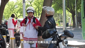 平安上学从头做起 戴头盔专项行动进校园