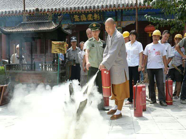 图为在云居寺内开展的一场灭火演练。
