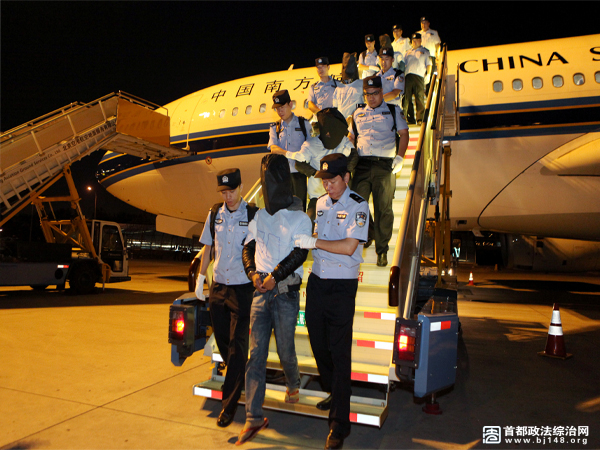 40名电信诈骗犯罪嫌疑人从肯尼亚被押解回国  摄影：陈景硕