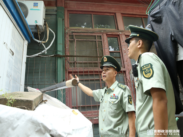 北京东城消防联合民警对平房区进行安全检查