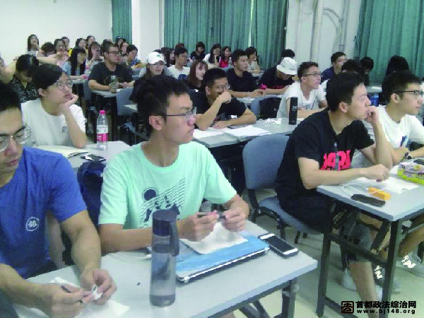 图为学生现场听课