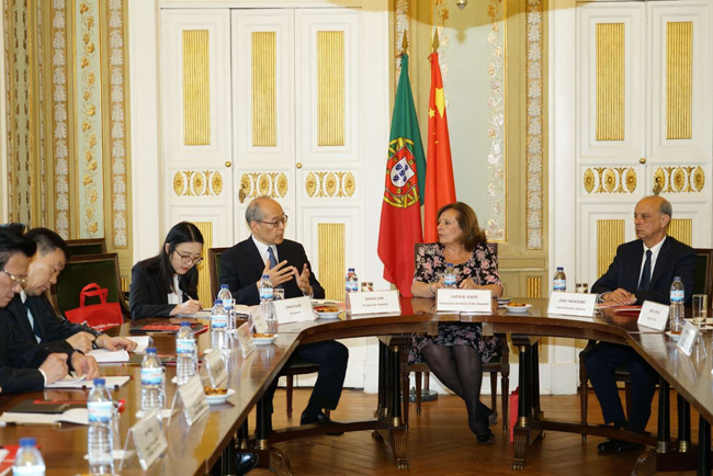 张军检察长与葡萄牙总检察长卢西利亚·加戈亲切交谈。