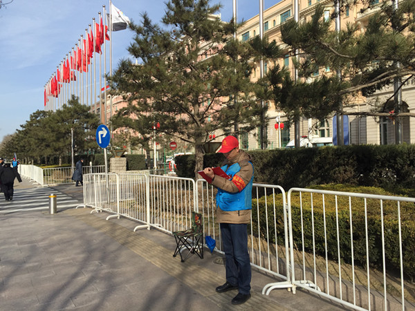 东城区团区委开展“两会”期间东城守望岗青年志愿服务活动