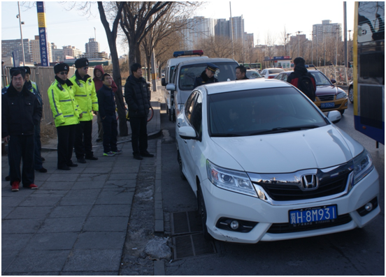 海淀街道综治部联合执法集中整治巴沟地铁站周边非法营运车辆