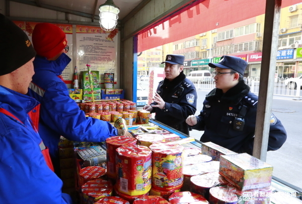 图为通州警方开展烟花爆竹零售网点安全检查。