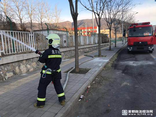风干物燥可燃物“爱上火” 北京消防发布洒水增湿动员令