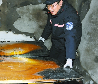 他在废墟中筛出关键证据