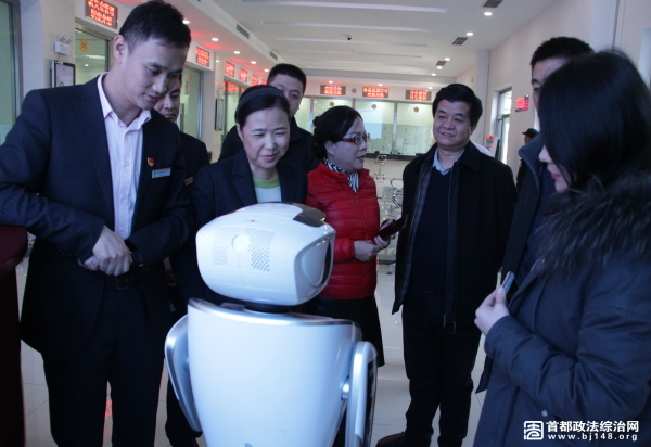 服务大厅里，工作人员在向居民介绍”丰小宣“