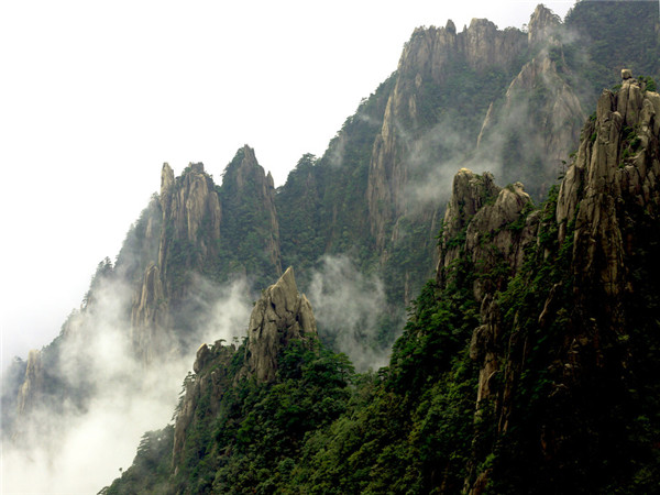 水墨山峦云雾飘