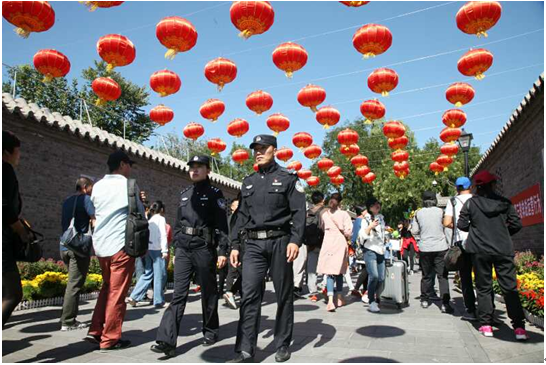 图为东城分局民警在南锣鼓巷巡逻。（市局东城公安局分局供图）