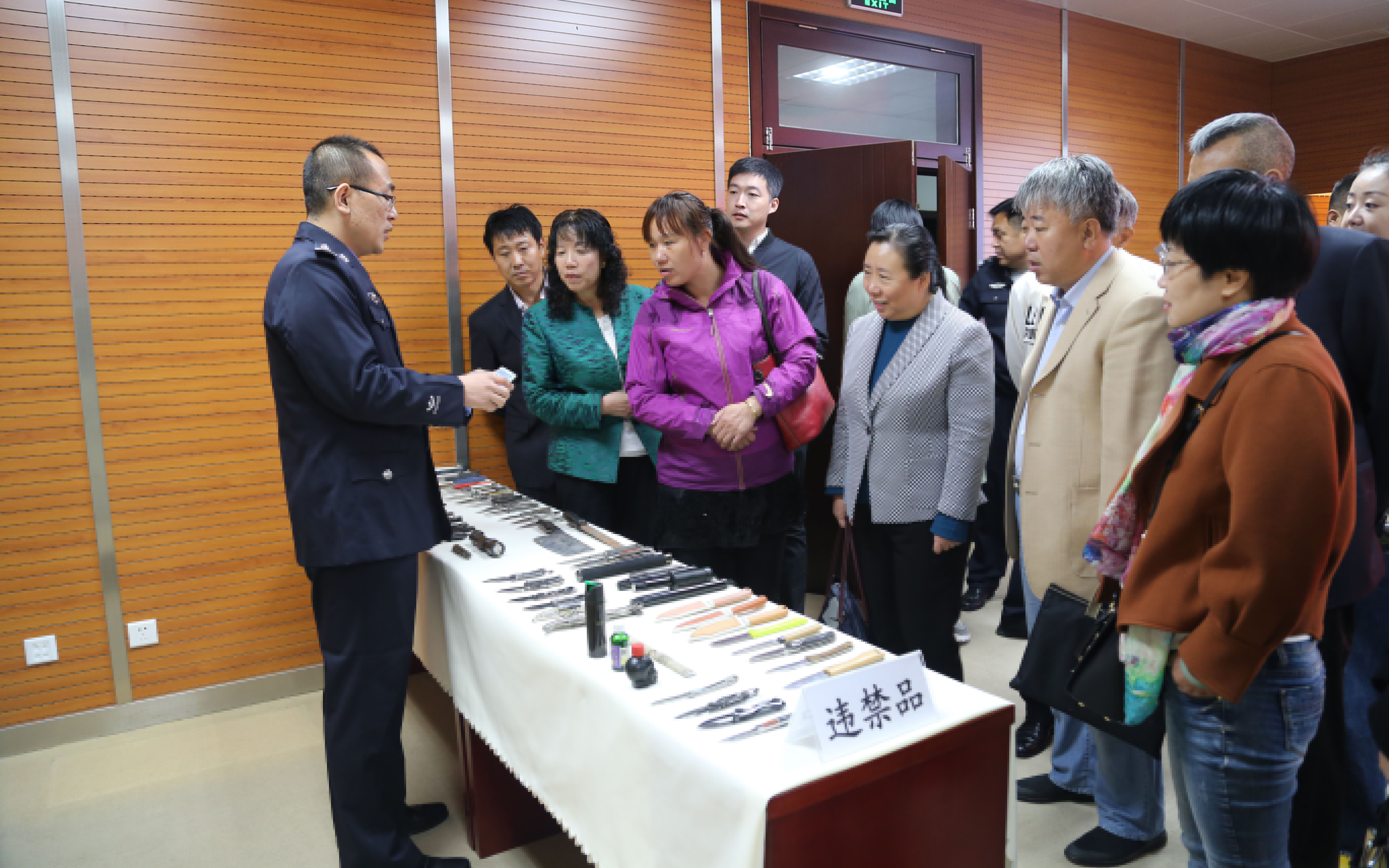 图为与会人员观看当事人违规携带入院的违禁品展览。