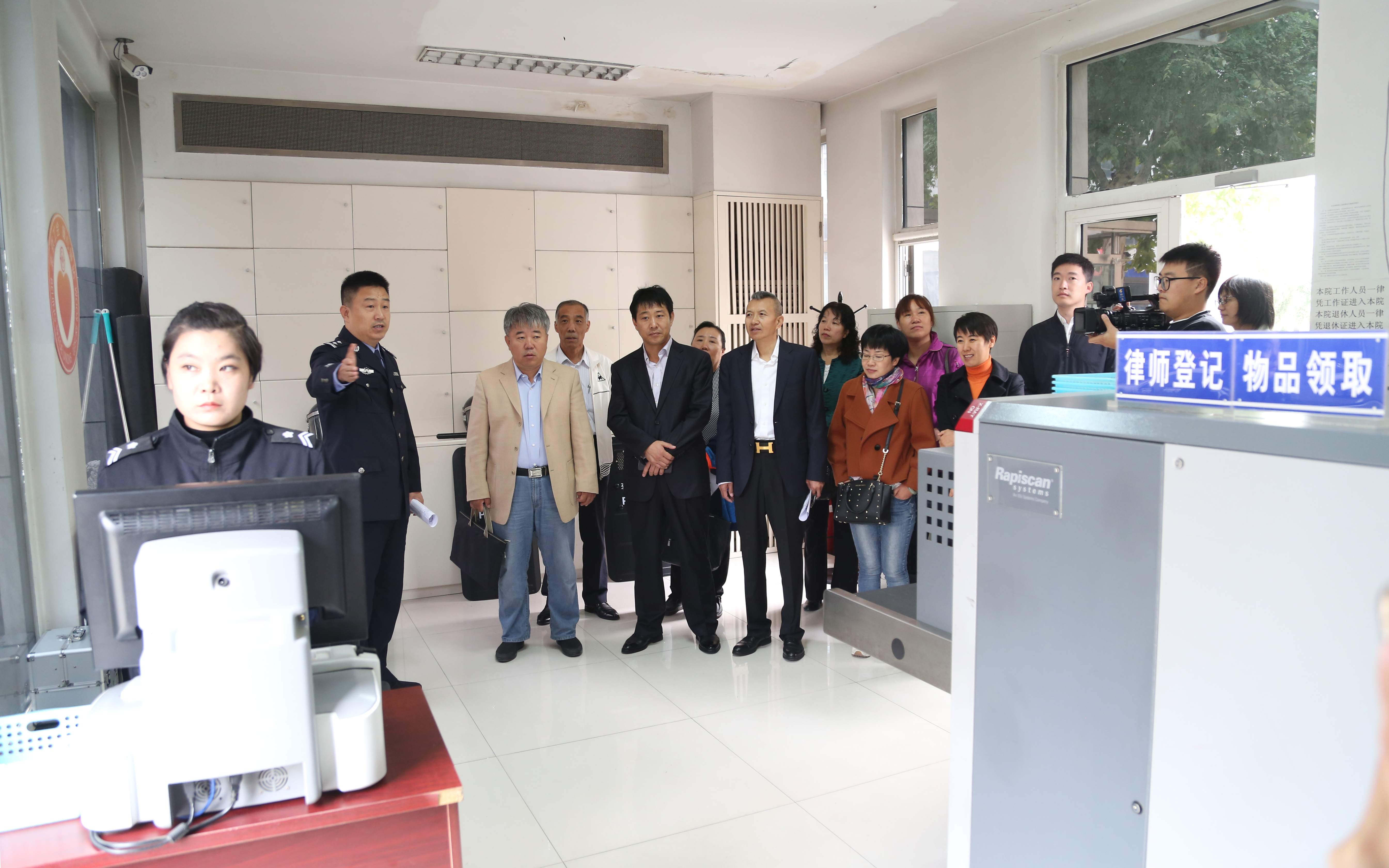 图为与会人员参观房山法院安检入口。