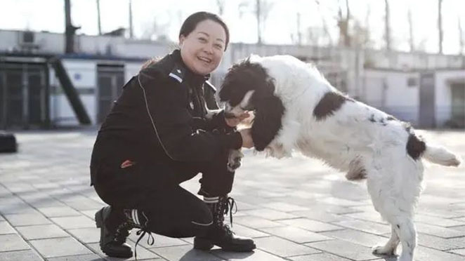 51岁的女训导员和会“闻卡”的反电诈警犬兜兜