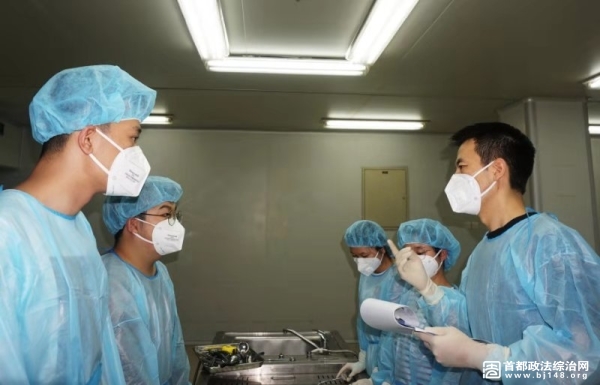 图为工作中的陈庆。