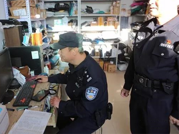 图为民警现场检查