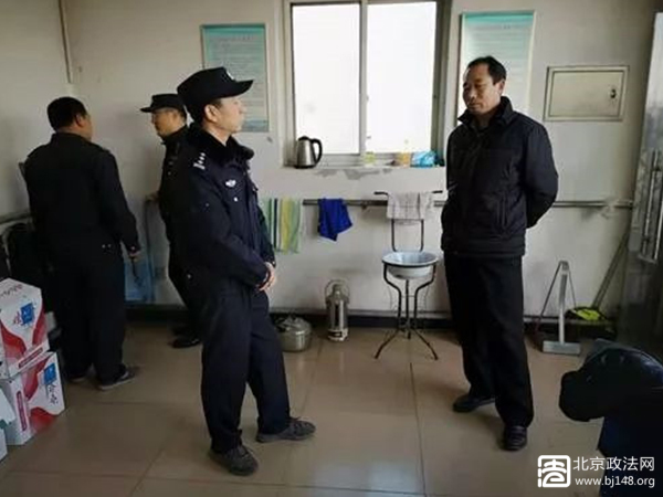图为民警和学校工作人员沟通