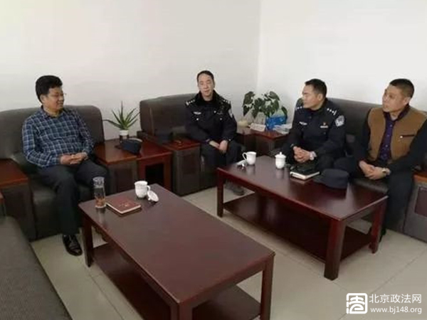 图为民警检查现场
