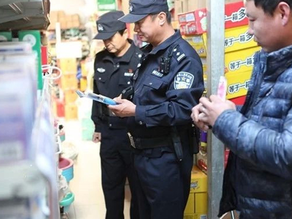 图为民警执法现场