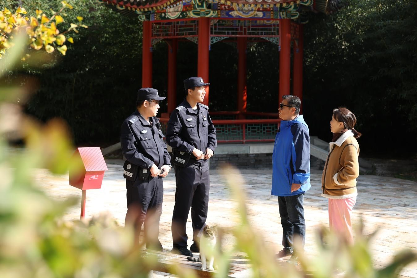 “一园一策”筑牢安全屏障 北京警方全力护航市民赏叶游园