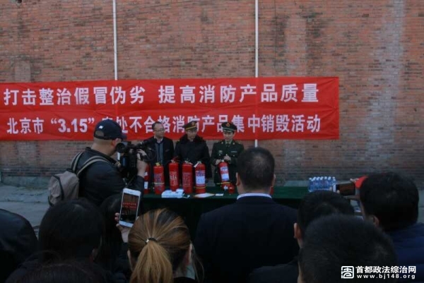 图为正在宣传正确购买消防知识及演示伪劣消防器械危害