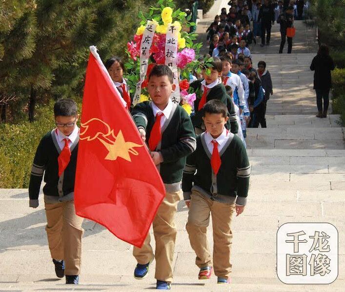 　3月27日至4月7日，延庆区举行清明祭英烈万人行动，组织全区47所中小学校的1.3万名中小学生到平北抗日烈士纪念园接受爱国主义教育。延庆区民政局供图
