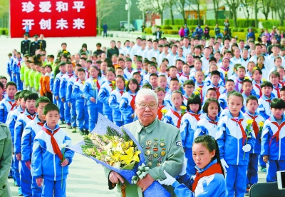 北京启动“清明节的铭记暨爱我中华主题升旗仪式” 饶强/摄