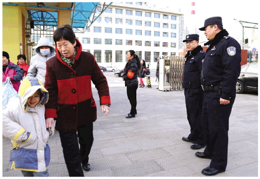 图为民警在国家教育行政学院附属实验学校门口维持秩序。王清涛/摄