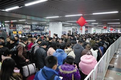 北京西站地铁站安检口近百米长的进站队伍
