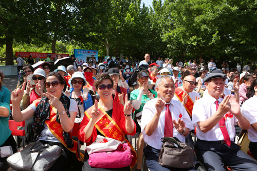 活动志愿者与社区居民学习控烟手势舞