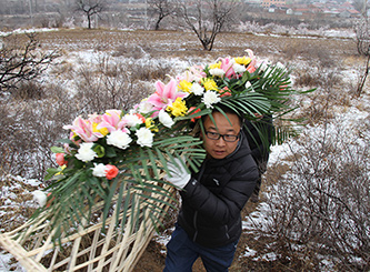 闫永杰不畏严寒，时常敬献花圈