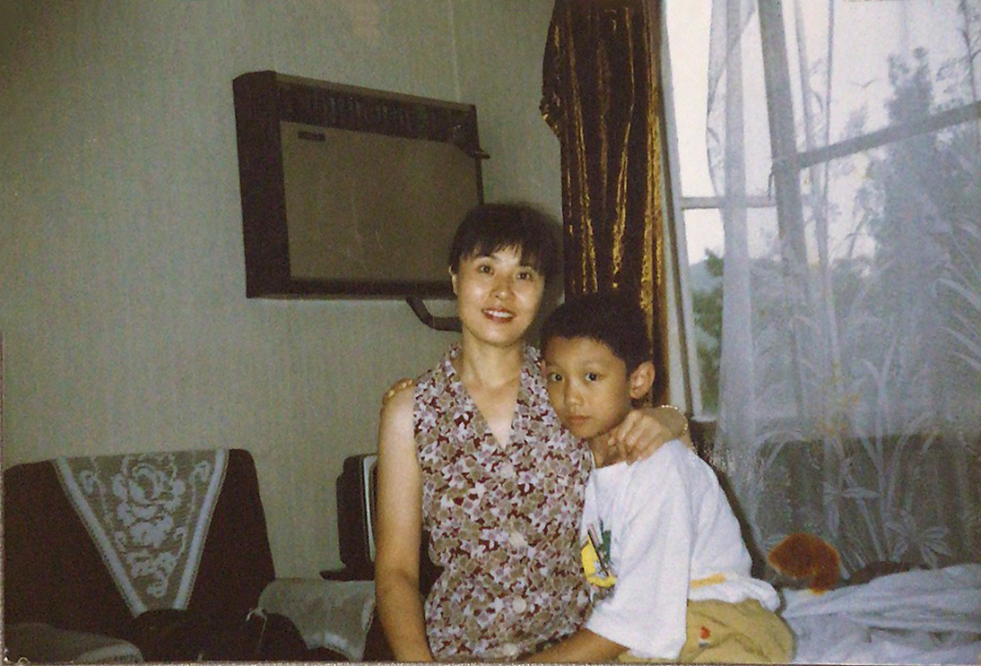 小时候和母亲的合照图片