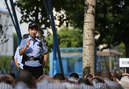 遣送前，民警仔细核对人数和名单，确保万无一失